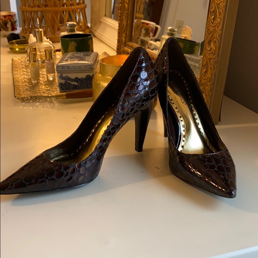 BCBGirls Brown leather Alligator pumps size 8